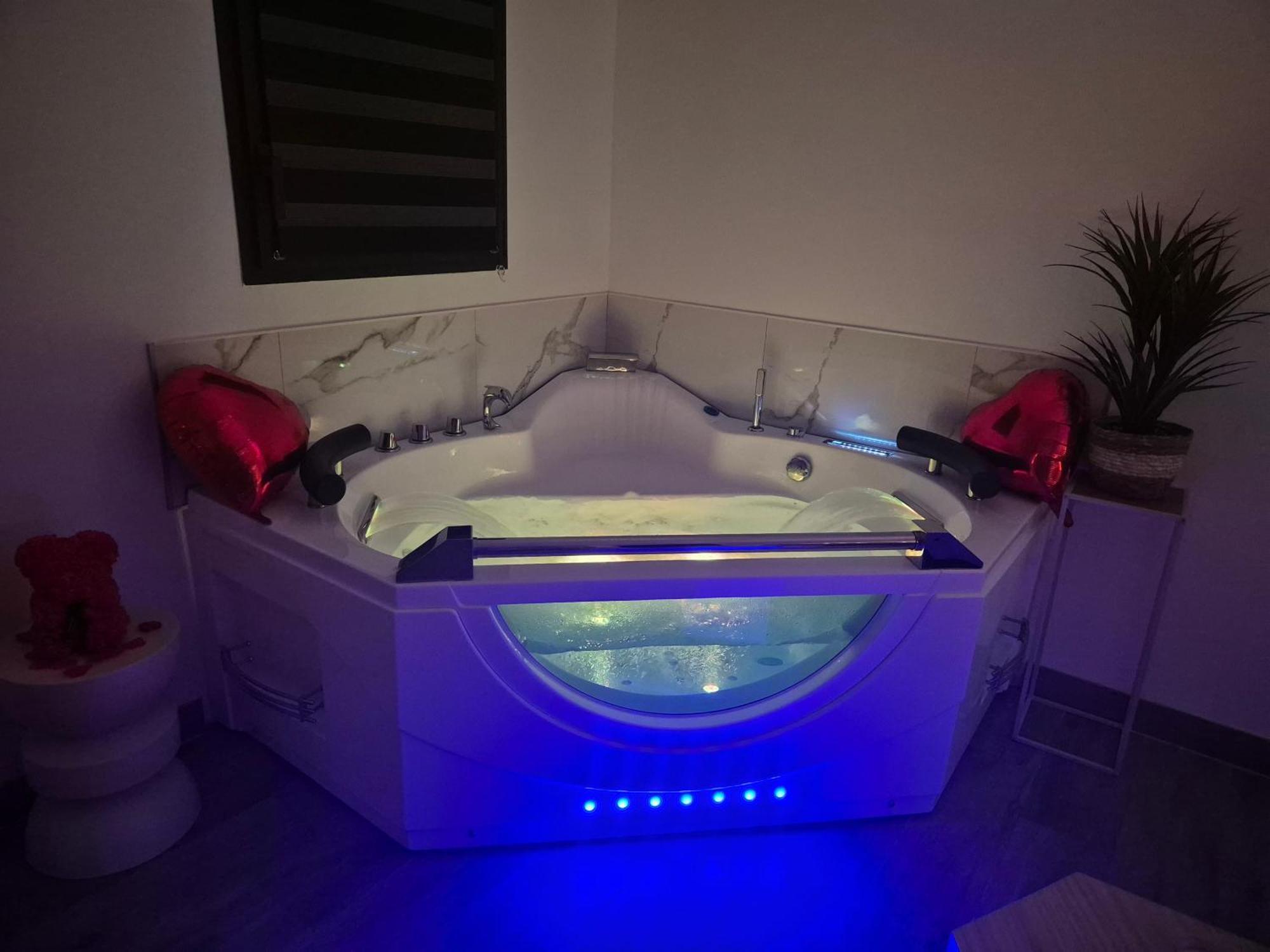 Love Room - Cocon Room - Toulon - أوليوليه المظهر الخارجي الصورة